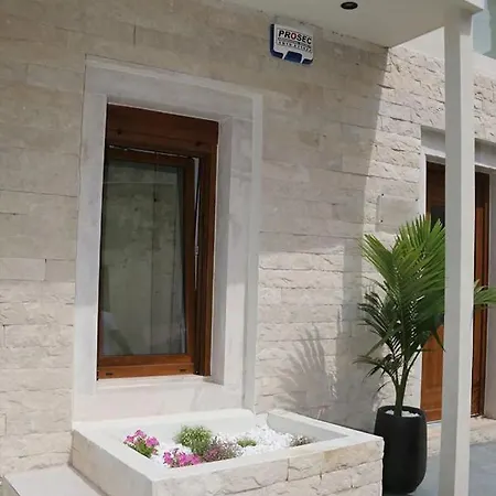 Elvira Luxury *